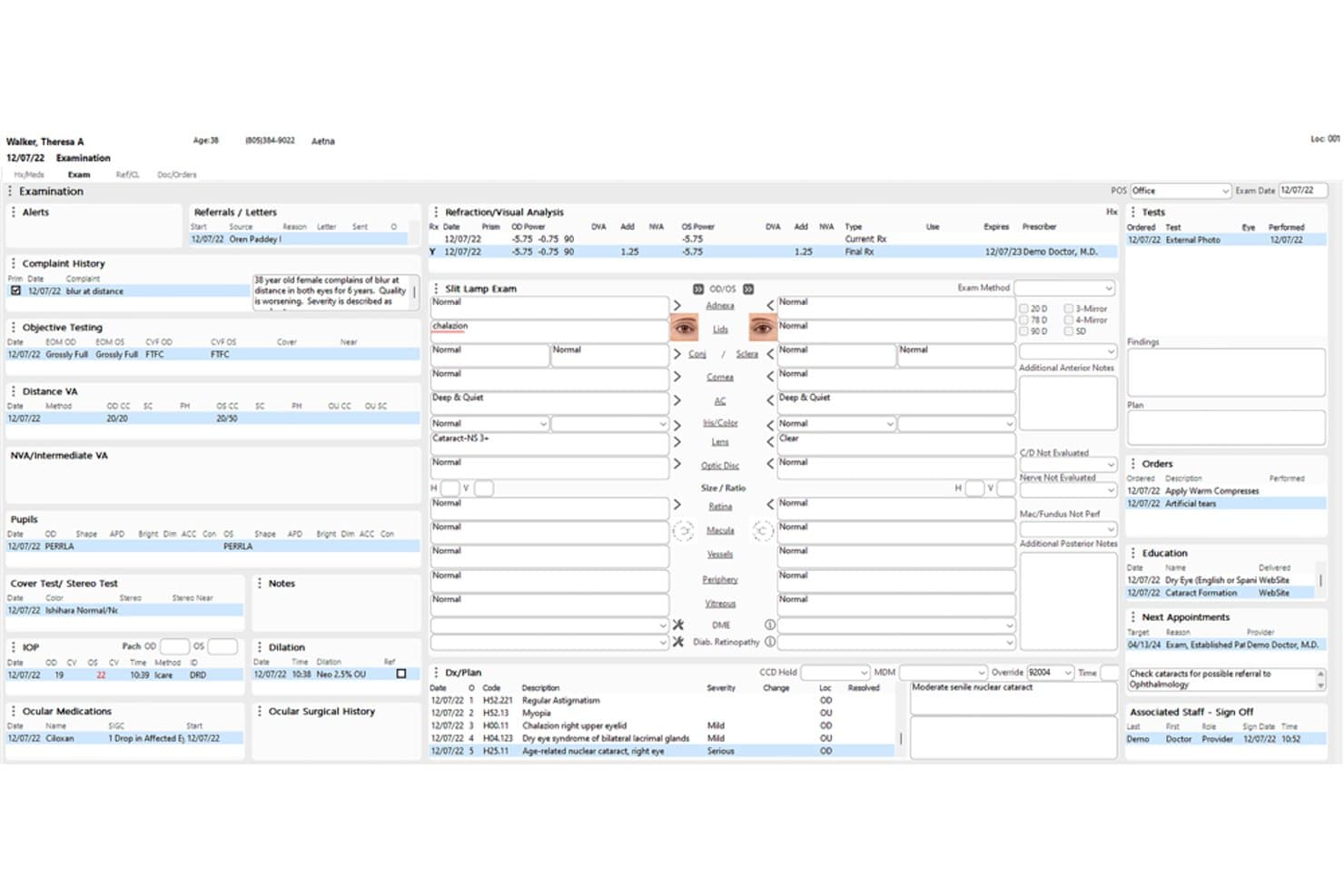 Compulink Advantage Eyecare EMR-onderzoeksscherm met refractie-, spleetlamp- en factureringsgegevens van de patiënt.