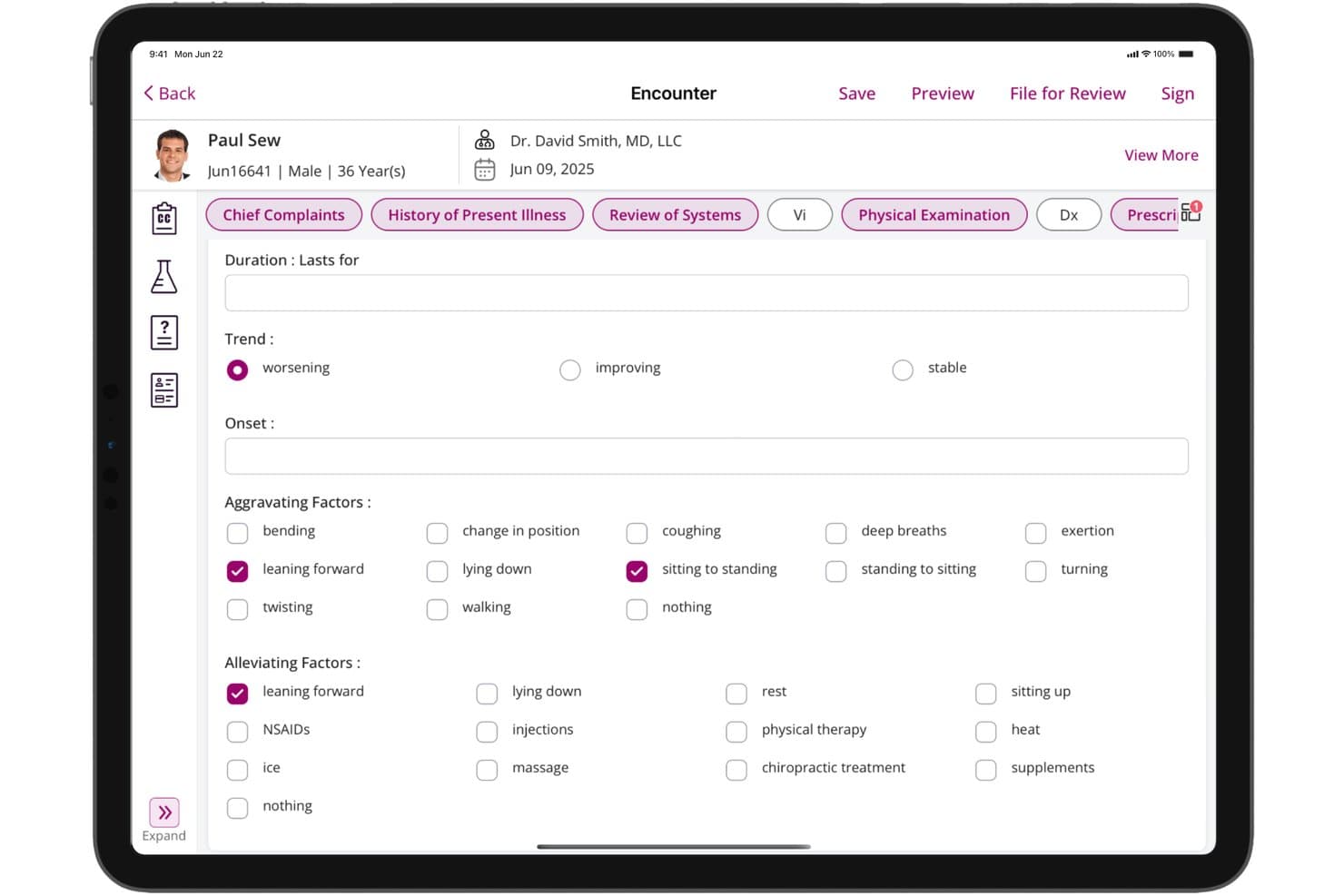 CharmHealth EPD-consultscherm op iPad met HPI-formulier en selectievakjes voor verergerende en verlichtende factoren.