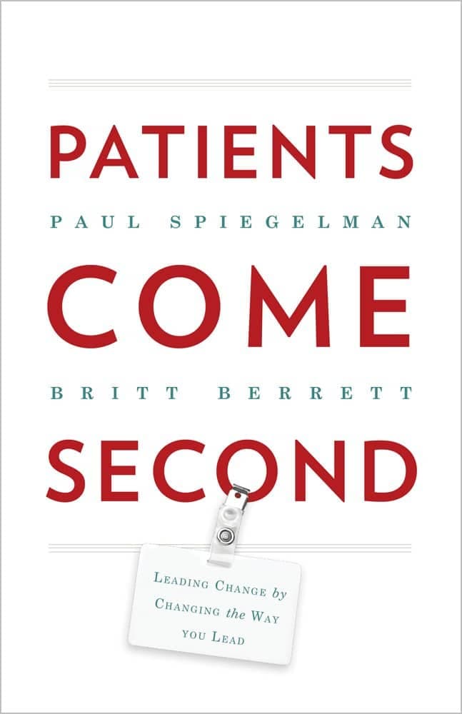 Das Buchcover des Patientenerfahrungsbuchs mit dem Titel 'Patienten kommen an zweiter Stelle'